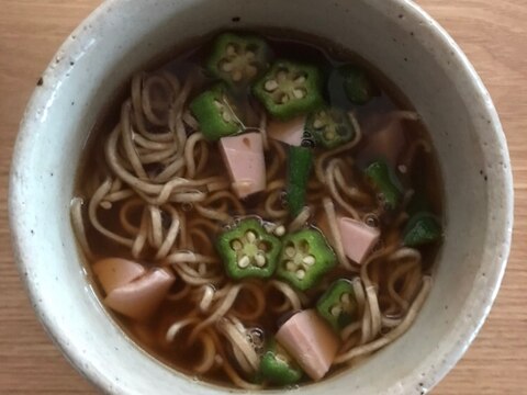 オクラと魚肉ソーセージの温蕎麦